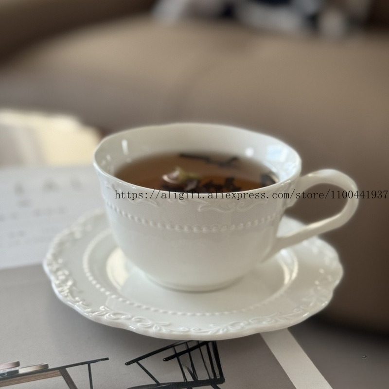 フレンチライト高級エンボス花柄コーヒーカップとプレートセット - Coffee Tea Games のレビューと価格