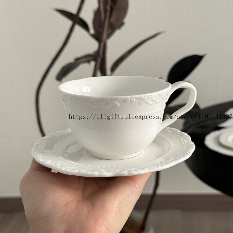 フレンチライト高級エンボス花柄コーヒーカップとプレートセット - Coffee Tea Games のレビューと価格